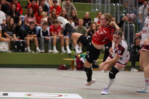 Nora Erhardt (SG Nürtingen-Zizishausen, 14) beim Wurf GER, SG Nuertingen-Zizishausen vs. HL Buchholz 08-Rosengarten, Handball, 2. ALSCO Handball Bundesliga Frauen, 4. Spieltag, Spielzeit 2026 2027, 19.09.2026 GER, SG Nuertingen-Zizishausen vs. HL Buchholz 08-Rosengarten, Handball, 2. ALSCO Handball Bundesliga Frauen, 4. Spieltag, Spielzeit 2026 2027, 19.09.2026 Steinenberg Copyright: xEibner-Pressefoto SoerenxHerwegx EP_SHG