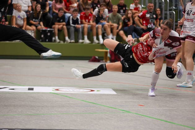 Enger Zweikampf GER, SG Nuertingen-Zizishausen vs. HL Buchholz 08-Rosengarten, Handball, 2. ALSCO Handball Bundesliga Frauen, 4. Spieltag, Spielzeit 2026 2027, 19.09.2026 GER, SG Nuertingen-Zizishausen vs. HL Buchholz 08-Rosengarten, Handball, 2. ALSCO Handball Bundesliga Frauen, 4. Spieltag, Spielzeit 2026 2027, 19.09.2026 Steinenberg Copyright: xEibner-Pressefoto SoerenxHerwegx EP_SHG