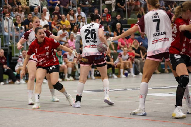In einer kuriosen Szene endet der Ball in den Armen von Jule Meisner (HL Buchholz 08-Rosengarten, 26) GER, SG Nuertingen-Zizishausen vs. HL Buchholz 08-Rosengarten, Handball, 2. ALSCO Handball Bundesliga Frauen, 4. Spieltag, Spielzeit 2026 2027, 19.09.2026 GER, SG Nuertingen-Zizishausen vs. HL Buchholz 08-Rosengarten, Handball, 2. ALSCO Handball Bundesliga Frauen, 4. Spieltag, Spielzeit 2026 2027, 19.09.2026 Steinenberg Copyright: xEibner-Pressefoto SoerenxHerwegx EP_SHG