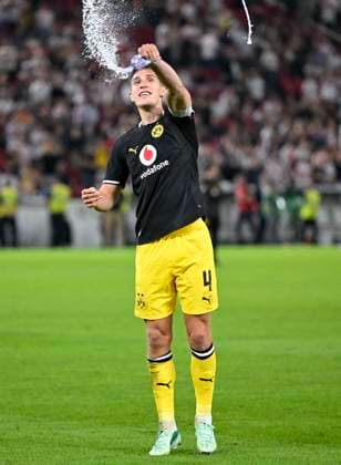 19.09.2026, Fussball 1. Bundesliga 2026 2027, 4.Spieltag, VfB Stuttgart - Borussia Dortmund, in der MHP-Arena Stuttgart, Nico Schlotterbeck (Borussia Dortmund) feiert nach dem Spiel