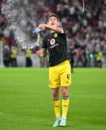 19.09.2026, Fussball 1. Bundesliga 2026 2027, 4.Spieltag, VfB Stuttgart - Borussia Dortmund, in der MHP-Arena Stuttgart, Nico Schlotterbeck (Borussia Dortmund) feiert nach dem Spiel