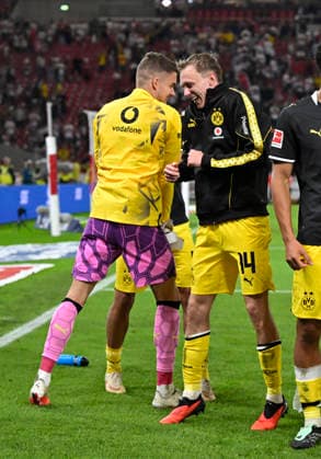 19.09.2026, Fussball 1. Bundesliga 2026 2027, 4.Spieltag, VfB Stuttgart - Borussia Dortmund, in der MHP-Arena Stuttgart, Torwart Gregor Kobel (Borussia Dortmund) und Maximilian Beier (Borussia Dortmund) jubeln