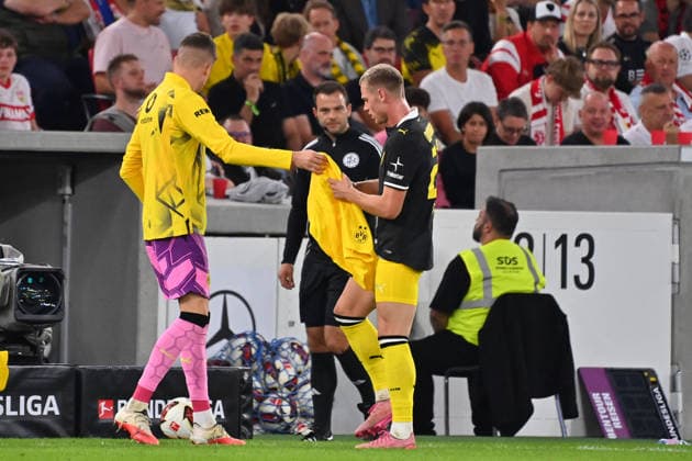 Julian RYERSON (Borussia Dortmund) zieht seine zerrissene Hose aus und zieht eine neue an. Fussball 1. Bundesliga Saison 2026 2027, 4.Spieltag, Spieltag04, VfB Stuttgart - Borussia Dortmund 0-1 am 19.09.2026 , MHP ARENA