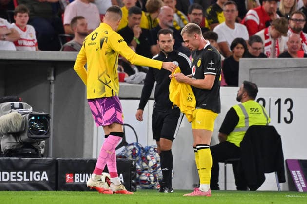Julian RYERSON (Borussia Dortmund) zieht seine zerrissene Hose aus und zieht eine neue an. Fussball 1. Bundesliga Saison 2026 2027, 4.Spieltag, Spieltag04, VfB Stuttgart - Borussia Dortmund 0-1 am 19.09.2026 , MHP ARENA