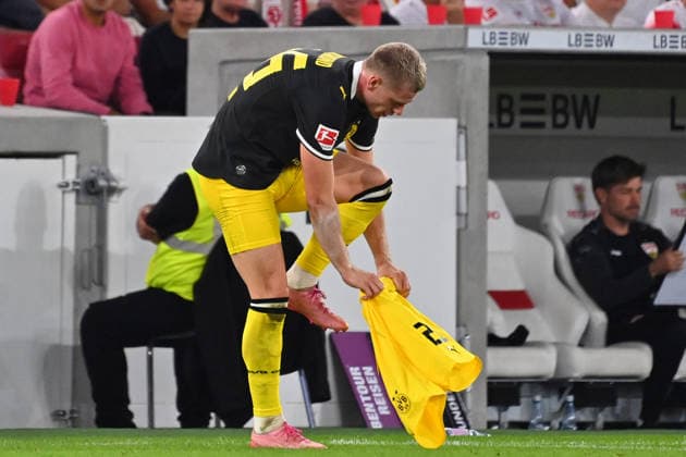 Julian RYERSON (Borussia Dortmund) zieht seine zerrissene Hose aus und zieht eine neue an. Fussball 1. Bundesliga Saison 2026 2027, 4.Spieltag, Spieltag04, VfB Stuttgart - Borussia Dortmund 0-1 am 19.09.2026 , MHP ARENA