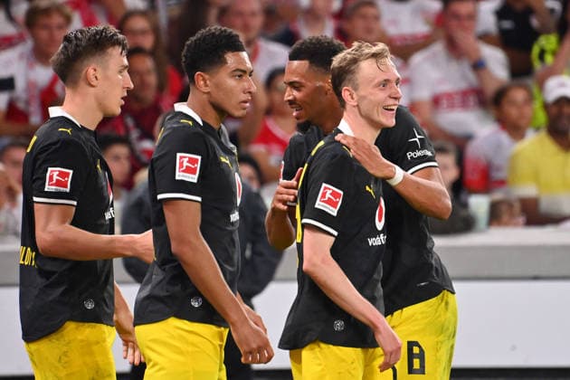 Torjubel um Maximilian BEIER (Borussia Dortmund) nach Tor zum 0-1 mit Felix NMECHA (Borussia Dortmund) ,li:Jobe BELLINGHAM (Borussia Dortmund), Nico SCHLOTTERBECK (Borussia Dortmund), Jubel,Freude,Begeisterung,Aktion. Fussball 1. Bundesliga Saison 2026 2027, 4.Spieltag, Spieltag04, VfB Stuttgart - Borussia Dortmund 0-1 am 19.09.2026 , MHP ARENA Â