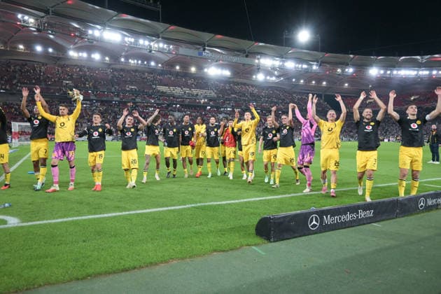 19.09.2026, xblx, Fussball 1.Bundesliga, VfB Stuttgart - Borussia Dortmund v.l. BVB feiert feiern den Sieg mit den Fans (DFL DFB REGULATIONS PROHIBIT ANY USE OF PHOTOGRAPHS as IMAGE SEQUENCES and or QUASI-VIDEO) Stuttgart