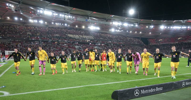 19.09.2026, xblx, Fussball 1.Bundesliga, VfB Stuttgart - Borussia Dortmund v.l. Dortmund feiert feiern den Sieg mit den Fans (DFL DFB REGULATIONS PROHIBIT ANY USE OF PHOTOGRAPHS as IMAGE SEQUENCES and or QUASI-VIDEO) Stuttgart