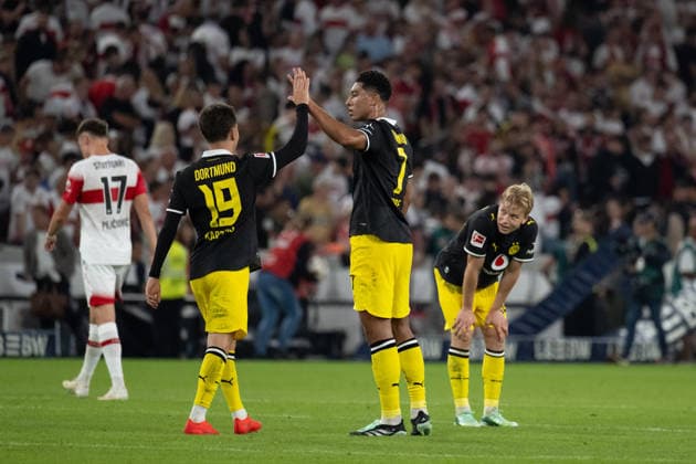 19.09.2026, GER, Fussball, Herren, 1. Bundesliga, Saison 2026 2027, 4. Spieltag, VfB Stuttgart vs. Borussia Dortmund Nach Spielende Schlussjubel, freude bei Konstantinos Karetsas ( Borussia Dortmund, 19 ), Jobe Bellingham ( Borussia Dortmund, 07 ), Daniel Svensson ( Borussia Dortmund, 24 ). DFB DFL regulations prohibit any use of photographs as image sequences and or quasi-video. Stuttgart MHP Arena Baden-Württemberg Deutschland Copyright: xNordphoto WolfgangxFrankx
