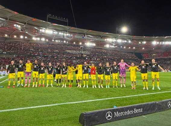 19.09.2026, Fussball 1. Bundesliga 2026 2027, 4.Spieltag, VfB Stuttgart - Borussia Dortmund, in der MHP-Arena Stuttgart, Die Spieler stehen in einer Reihe