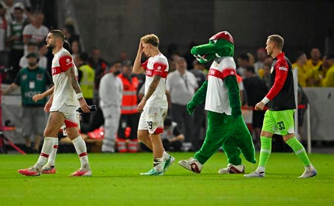 19.09.2026, Fussball 1. Bundesliga 2026 2027, 4.Spieltag, VfB Stuttgart - Borussia Dortmund, in der MHP-Arena Stuttgart, Die Stuttgarter Spieler lassen die Köpfe hängen.