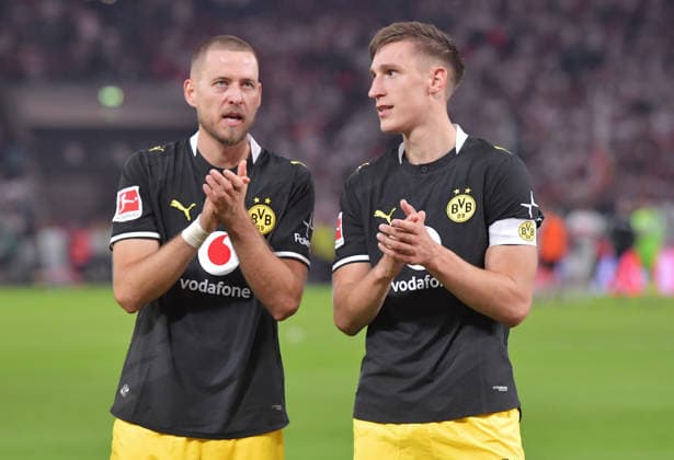 19.09.2026, xblx, Fussball 1.Bundesliga, VfB Stuttgart - Borussia Dortmund v.l. Dortmund feiert feiern den Sieg mit den Fans, Waldemar Anton (Borussia Dortmund), Nico Schlotterbeck (Borussia Dortmund) (DFL DFB REGULATIONS PROHIBIT ANY USE OF PHOTOGRAPHS as IMAGE SEQUENCES and or QUASI-VIDEO) Stuttgart