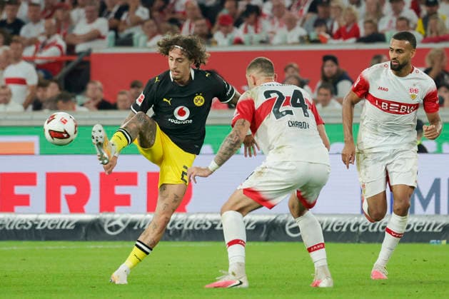 Im Bild: v.li. Fabio Silva (Borussia Dortmund, 21) am Ball, Jeff Chabot (VfB Stuttgart, 24) und Josha Vagnoman (VfB Stuttgart, 4) 19.09.2026, VfB Stuttgart - Borussia Dortmund, 1. Bundesliga, 4. Spieltag, Deutschland, Stuttgart, MHP Arena, DFL REGULATIONS PROHIBIT ANY USE OF PHOTOGRAPHS AS IMAGE SEQUENCES AND OR QUASI-VIDEO. Copyright: HMBxMedia xJulienxBecker