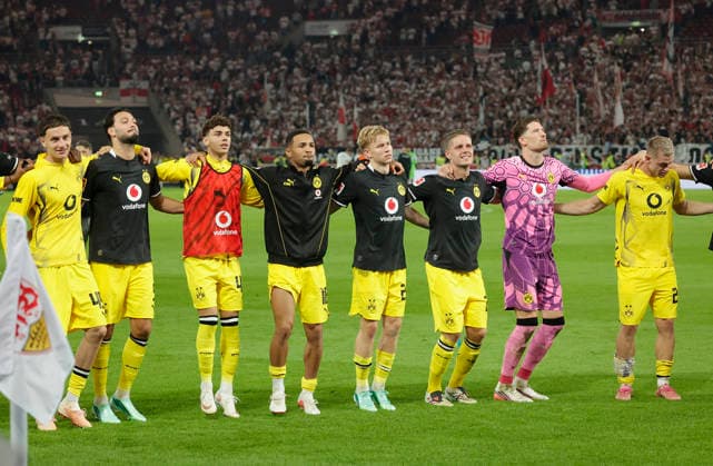 Im Bild: Der BVB feiert mit seinen Fans den Sieg 19.09.2026, VfB Stuttgart - Borussia Dortmund, 1. Bundesliga, 4. Spieltag, Deutschland, Stuttgart, MHP Arena, DFL REGULATIONS PROHIBIT ANY USE OF PHOTOGRAPHS AS IMAGE SEQUENCES AND OR QUASI-VIDEO. Copyright: HMBxMedia xJulienxBecker
