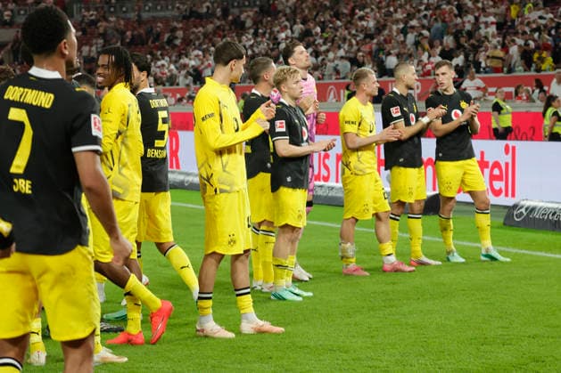 Im Bild: Der BVB feiert mit seinen Fans den Sieg 19.09.2026, VfB Stuttgart - Borussia Dortmund, 1. Bundesliga, 4. Spieltag, Deutschland, Stuttgart, MHP Arena, DFL REGULATIONS PROHIBIT ANY USE OF PHOTOGRAPHS AS IMAGE SEQUENCES AND OR QUASI-VIDEO. Copyright: HMBxMedia xJulienxBecker