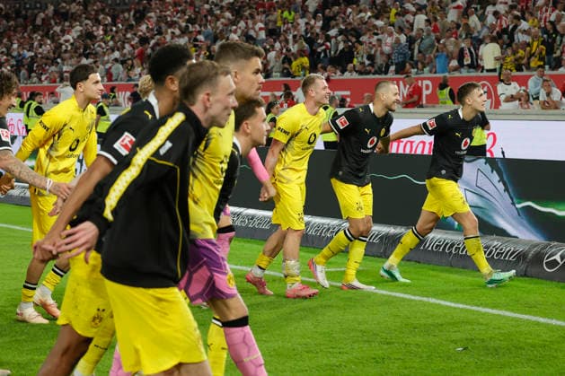 Im Bild: Der BVB feiert mit seinen Fans den Sieg 19.09.2026, VfB Stuttgart - Borussia Dortmund, 1. Bundesliga, 4. Spieltag, Deutschland, Stuttgart, MHP Arena, DFL REGULATIONS PROHIBIT ANY USE OF PHOTOGRAPHS AS IMAGE SEQUENCES AND OR QUASI-VIDEO. Copyright: HMBxMedia xJulienxBecker