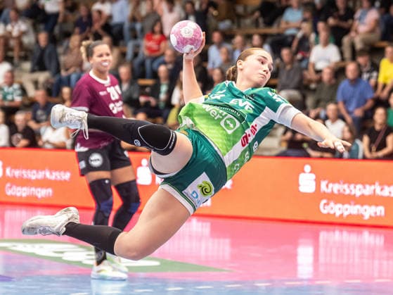Aylin Bornhardt (Frisch Auf Frauen, 13) liegt quer in der Luft, Frisch Auf Goeppingen vs. HC Leipzig, Handball, 1. Bundesliga, Spielzeit 2026 2027, 19.09.2026 Frisch Auf Goeppingen vs. HC Leipzig, Handball, 1. Bundesliga, Spielzeit 2026 2027, 19.09.2026 Goeppingen Copyright: xMichaelxSchmidt Eibner-Pressefotx EP_MST