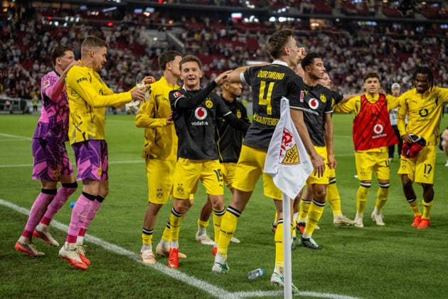 19.09.2026, xdaymx, Fussball 1.Bundesliga, VfB Stuttgart - Borussia Dortmund. Dortmunder Mannschaft feiert nach dem Spiel vor der mitgereisten Fans. (DFL DFB REGULATIONS PROHIBIT ANY USE OF PHOTOGRAPHS as IMAGE SEQUENCES and or QUASI-VIDEO) Stuttgart