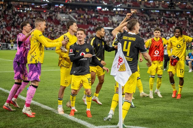 19.09.2026, xdaymx, Fussball 1.Bundesliga, VfB Stuttgart - Borussia Dortmund. Dortmunder Mannschaft feiert nach dem Spiel vor der mitgereisten Fans. (DFL DFB REGULATIONS PROHIBIT ANY USE OF PHOTOGRAPHS as IMAGE SEQUENCES and or QUASI-VIDEO) Stuttgart