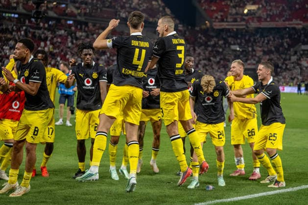 Sport Bilder des Tages 19.09.2026, xdaymx, Fussball 1.Bundesliga, VfB Stuttgart - Borussia Dortmund. Nico Schlotterbeck (Borussia Dortmund) und Waldemar Anton (Borussia Dortmund) springen in der Luft zusammen und feiern den Auswärtssieg. Im Hintergrund feiert die Dortmunder Mannschaft nach dem Spiel vor den mitgereisten Fans. (DFL DFB REGULATIONS PROHIBIT ANY USE OF PHOTOGRAPHS as IMAGE SEQUENCES and or QUASI-VIDEO) Stuttgart