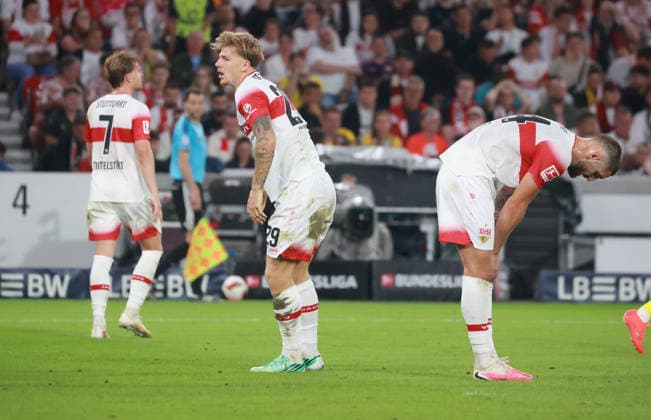 20.09.26 VfB Stuttgart - Borussia Dortmund Deutschland, Stuttgart, 20.09.2026, Fussball, Bundesliga, Saison 2026 2027, VfB Stuttgart - Borussia Dortmund: .v. li. Maximilian Mittelstädt, Finn Jeltsch, Josha Vagnoman VFB Spieler entäuscht
