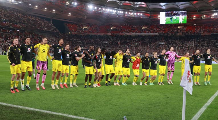 20.09.26 VfB Stuttgart - Borussia Dortmund Deutschland, Stuttgart, 20.09.2026, Fussball, Bundesliga, Saison 2026 2027, VfB Stuttgart - Borussia Dortmund: Dortmund Spieler feiern Sieg.