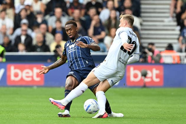Millwall v West Ham United, EFL Sky Bet Championship Millwall defender Zak Sturge (3) and West Ham United forward Jarrod Bowen (20) battles for possession during the EFL Sky Bet Championship match between Millwall and West Ham United at The Den, London, UK on 19 September 2026. London The Den Greater London UK Editorial use only DataCo restrictions apply See www.football-dataco.com , Copyright: xSimonxTraylenx PSI-24906-0108
