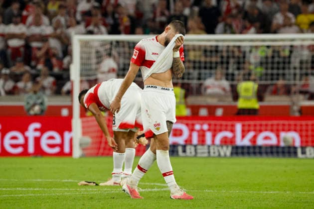 Jamie Leweling (VfB Stuttgart, 18) und Jeff Chabot (VfB Stuttgart, 24) nach dem Spiel , Deutschland, Fussball, 1. Bundesliga, 4.Spieltag, 2026 2027, VfB Stuttgart vs. Borussia Dortmund, 19.09.2026, Stuttgart MHP Arena Deutschland Copyright: xGrantxHubbsx