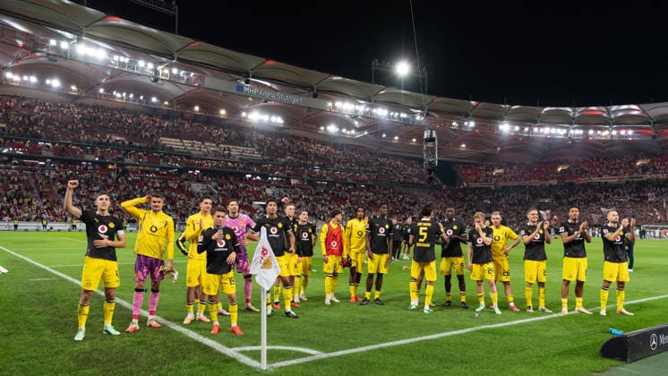 19.09.2026, GER, Fussball, Herren, 1. Bundesliga, Saison 2026 2027, 4. Spieltag, VfB Stuttgart vs. Borussia Dortmund Nach Spielende Schlussjubel, freude bei der Mannschaft der Borussia Dortmund, feiern mit den Fans den Sieg. DFB DFL regulations prohibit any use of photographs as image sequences and or quasi-video. Stuttgart MHP Arena Baden-Württemberg Deutschland Copyright: xNordphoto WolfgangxFrankx