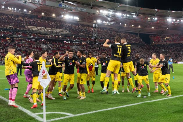 19.09.2026, GER, Fussball, Herren, 1. Bundesliga, Saison 2026 2027, 4. Spieltag, VfB Stuttgart vs. Borussia Dortmund Nach Spielende Schlussjubel, freude bei der Mannschaft der Borussia Dortmund, feiern mit den Fans den Sieg. DFB DFL regulations prohibit any use of photographs as image sequences and or quasi-video. Stuttgart MHP Arena Baden-Württemberg Deutschland Copyright: xNordphoto WolfgangxFrankx