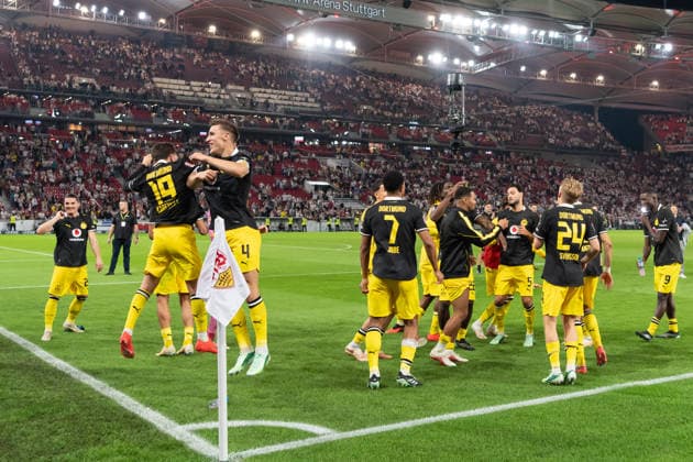 19.09.2026, GER, Fussball, Herren, 1. Bundesliga, Saison 2026 2027, 4. Spieltag, VfB Stuttgart vs. Borussia Dortmund Nach Spielende Schlussjubel, freude bei der Mannschaft der Borussia Dortmund, feiern mit den Fans den Sieg. DFB DFL regulations prohibit any use of photographs as image sequences and or quasi-video. Stuttgart MHP Arena Baden-Württemberg Deutschland Copyright: xNordphoto WolfgangxFrankx