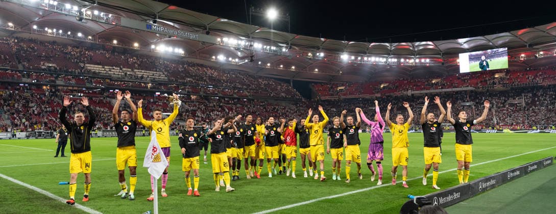 19.09.2026, GER, Fussball, Herren, 1. Bundesliga, Saison 2026 2027, 4. Spieltag, VfB Stuttgart vs. Borussia Dortmund Nach Spielende Schlussjubel, freude bei der Mannschaft der Borussia Dortmund, feiern mit den Fans den Sieg. DFB DFL regulations prohibit any use of photographs as image sequences and or quasi-video. Stuttgart MHP Arena Baden-Württemberg Deutschland Copyright: xNordphoto WolfgangxFrankx