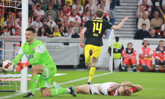 20.09.26 VfB Stuttgart - Borussia Dortmund Deutschland, Stuttgart, 20.09.2026, Fussball, Bundesliga, Saison 2026 2027, VfB Stuttgart - Borussia Dortmund:Nr.14 Maximilian Beier 0:1 Torschütze Dortmund jubelt. VFB Torwart Fabian Bredlow, Finn Jeltsch am Boden .