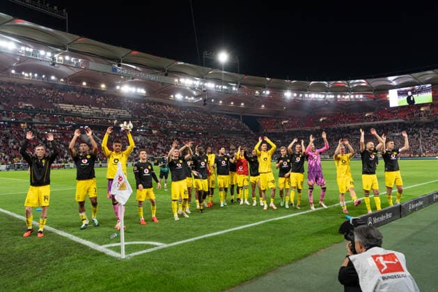 19.09.2026, GER, Fussball, Herren, 1. Bundesliga, Saison 2026 2027, 4. Spieltag, VfB Stuttgart vs. Borussia Dortmund Nach Spielende Schlussjubel, freude bei der Mannschaft der Borussia Dortmund, feiern mit den Fans den Sieg. DFB DFL regulations prohibit any use of photographs as image sequences and or quasi-video. Stuttgart MHP Arena Baden-Württemberg Deutschland Copyright: xNordphoto WolfgangxFrankx