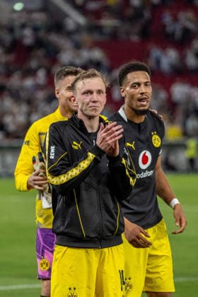 19.09.2026, xdaymx, Fussball 1.Bundesliga, VfB Stuttgart - Borussia Dortmund. Torschütze Maximilian Beier (Borussia Dortmund) feiert vor den mitgereistens Fans. Im Hintergrund Felix Nmecha (Borussia Dortmund) (DFL DFB REGULATIONS PROHIBIT ANY USE OF PHOTOGRAPHS as IMAGE SEQUENCES and or QUASI-VIDEO) Stuttgart