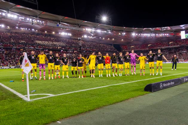 19.09.2026, Fussball, 4. Spieltag der 1. Fussball Bundesliga, VfB Stuttgart - Borussia Dortmund. Die Spieler des BVB bejubeln den Sieg in Stuttgart. Stuttgart MHP Arena Baden-Württemberg Deutschland xRHR-FOTO DEx Copyright: DennisxEwert RHR-FOTOx RHR-FOTO DE