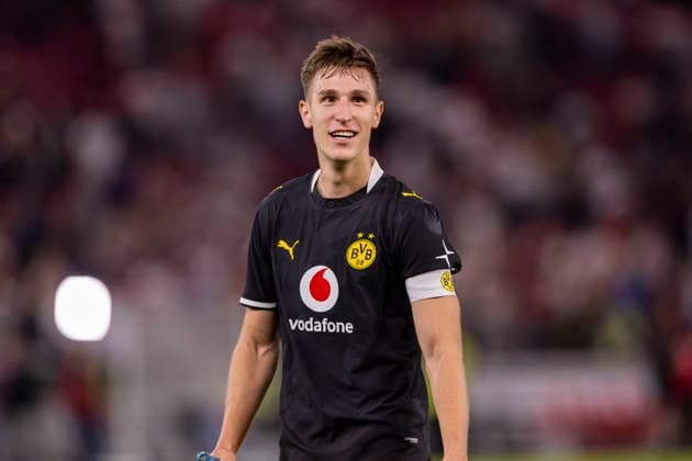 19.09.2026, Fussball, 4. Spieltag der 1. Fussball Bundesliga, VfB Stuttgart - Borussia Dortmund. Nico Schlotterbeck (Borussia Dortmund) bejubelt den Sieg in Stuttgart. Stuttgart MHP Arena Baden-Württemberg Deutschland xRHR-FOTO DEx Copyright: DennisxEwert RHR-FOTOx RHR-FOTO DE