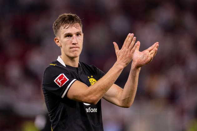 19.09.2026, Fussball, 4. Spieltag der 1. Fussball Bundesliga, VfB Stuttgart - Borussia Dortmund. Nico Schlotterbeck (Borussia Dortmund) bejubelt den Sieg in Stuttgart. Stuttgart MHP Arena Baden-Württemberg Deutschland xRHR-FOTO DEx Copyright: DennisxEwert RHR-FOTOx RHR-FOTO DE