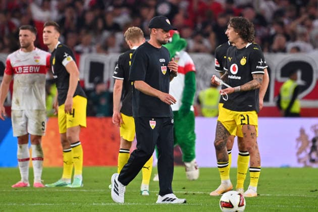 Trainer Sebastian HOENESS (VFB Stuttgart) nach Spielende,geht ueber den Platz, Enttaeuschung,Frust,enttaeuscht, frustriert,niedergeschlagen, Fussball 1. Bundesliga Saison 2026 2027, 4.Spieltag, Spieltag04, VfB Stuttgart - Borussia Dortmund 0-1 am 19.09.2026 , MHP ARENA
