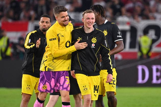 Schlussjubel Maximilian BEIER (Borussia Dortmund), Torwart Alexander MEYER (Borussia Dortmund), Jubel,Freude,Begeisterung, Fussball 1. Bundesliga Saison 2026 2027, 4.Spieltag, Spieltag04, VfB Stuttgart - Borussia Dortmund 0-1 am 19.09.2026 , MHP ARENA