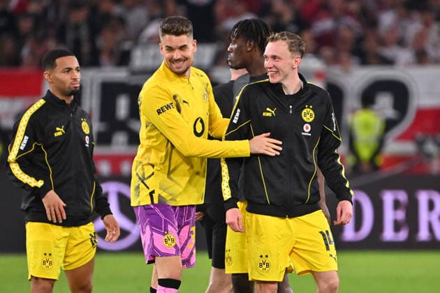 Schlussjubel Maximilian BEIER (Borussia Dortmund), Torwart Alexander MEYER (Borussia Dortmund), Jubel,Freude,Begeisterung, Fussball 1. Bundesliga Saison 2026 2027, 4.Spieltag, Spieltag04, VfB Stuttgart - Borussia Dortmund 0-1 am 19.09.2026 , MHP ARENA