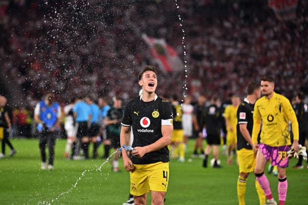 Schlussjubel Maximilian BEIER (Borussia Dortmund), spritzt mit Wasserflasche. Jubel,Freude,Begeisterung,, Aktion,Einzelbild,angeschnittenes Einzelmotiv,Halbfigur,halbe Figur. Fussball 1. Bundesliga Saison 2026 2027, 4.Spieltag, Spieltag04, VfB Stuttgart - Borussia Dortmund 0-1 am 19.09.2026 , MHP ARENA