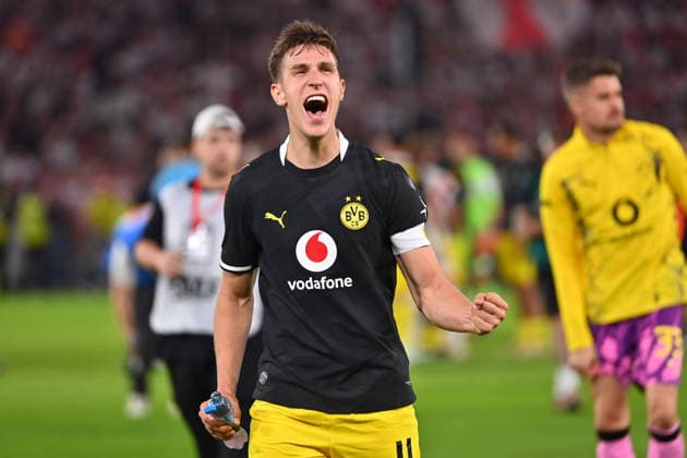 Schlussjubel Maximilian BEIER (Borussia Dortmund). Jubel,Freude,Begeisterung,, Aktion,Einzelbild,angeschnittenes Einzelmotiv,Halbfigur,halbe Figur. Fussball 1. Bundesliga Saison 2026 2027, 4.Spieltag, Spieltag04, VfB Stuttgart - Borussia Dortmund 0-1 am 19.09.2026 , MHP ARENA