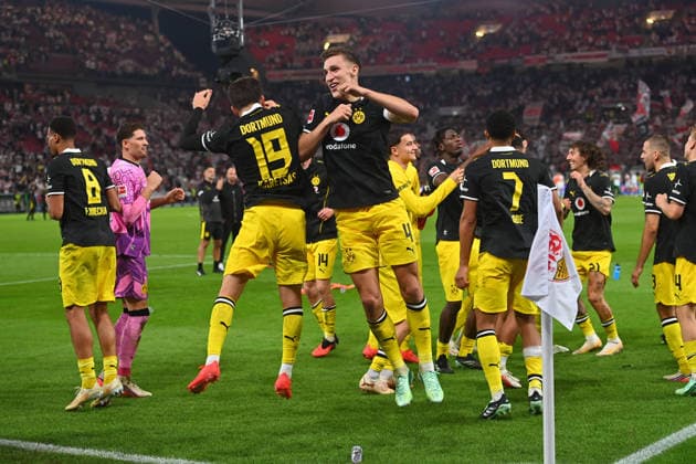 kollektiver Schlussjubel Maximilian BEIER (Borussia Dortmund), Konstantinos KARETSAS (Borussia Dortmund). Jubel,Freude,Begeisterung,, Aktion, Fussball 1. Bundesliga Saison 2026 2027, 4.Spieltag, Spieltag04, VfB Stuttgart - Borussia Dortmund 0-1 am 19.09.2026 , MHP ARENA