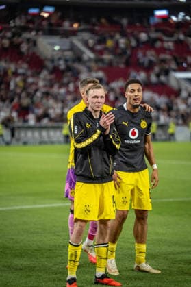 19.09.2026, xdaymx, Fussball 1.Bundesliga, VfB Stuttgart - Borussia Dortmund. Torschütze Maximilian Beier (Borussia Dortmund) feiert vor den mitgereistens Fans. Im Hintergrund Felix Nmecha (Borussia Dortmund) (DFL DFB REGULATIONS PROHIBIT ANY USE OF PHOTOGRAPHS as IMAGE SEQUENCES and or QUASI-VIDEO) Stuttgart