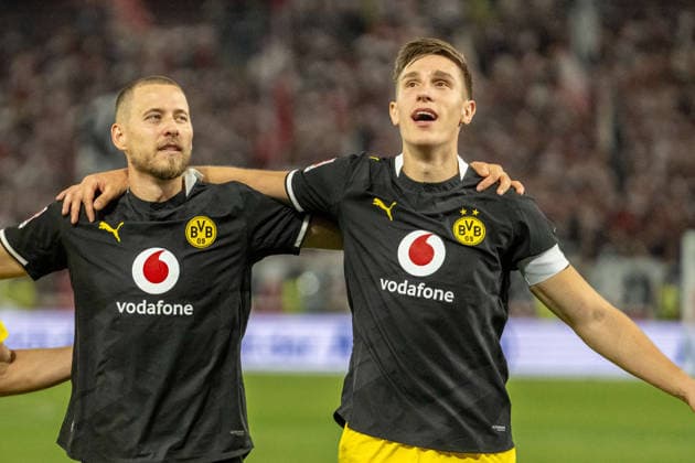 19.09.2026, xdaymx, Fussball 1.Bundesliga, VfB Stuttgart - Borussia Dortmund. vl. Waldemar Anton (Borussia Dortmund) und Nico Schlotterbeck (Borussia Dortmund). feiern nach dem Auswärtssieg in Stuttgart vor den mitgereisten Fans. (DFL DFB REGULATIONS PROHIBIT ANY USE OF PHOTOGRAPHS as IMAGE SEQUENCES and or QUASI-VIDEO) Stuttgart