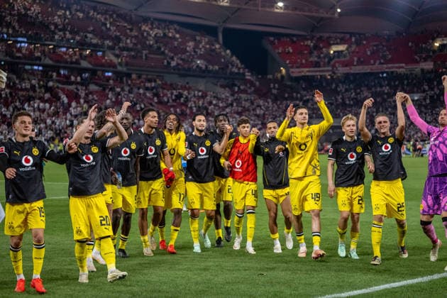 19.09.2026, xdaymx, Fussball 1.Bundesliga, VfB Stuttgart - Borussia Dortmund. Dortmunder Mannschaft bedankt sich bei den mitgereisten Fans und feiert mit ihnen. (DFL DFB REGULATIONS PROHIBIT ANY USE OF PHOTOGRAPHS as IMAGE SEQUENCES and or QUASI-VIDEO) Stuttgart