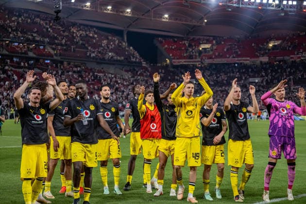19.09.2026, xdaymx, Fussball 1.Bundesliga, VfB Stuttgart - Borussia Dortmund. Dortmunder Mannschaft bedankt sich bei den mitgereisten Fans und feiert mit ihnen. (DFL DFB REGULATIONS PROHIBIT ANY USE OF PHOTOGRAPHS as IMAGE SEQUENCES and or QUASI-VIDEO) Stuttgart