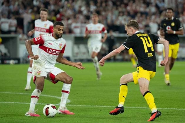 19.09.2026: Fußball: VfB Stuttgart - Borussia Dortmund, 4. Spieltag der 1. Bundesliga in der MHP Arena Maximilian Beier (Borussia Dortmund, 14) Tunnel Josha Vagnoman (VfB Stuttgart, 4) WICHTIGER HINWEIS: Gemäß den Vorgaben der DFL und des DFB ist es untersagt, in dem Stadion und oder vom Spiel angefertigte Fotoaufnahmen in Form von Sequenzbildern und oder videoähnlichen Fotostrecken zu verwerten bzw. verwerten zu lassen. Copyright: xJamesxZabelx