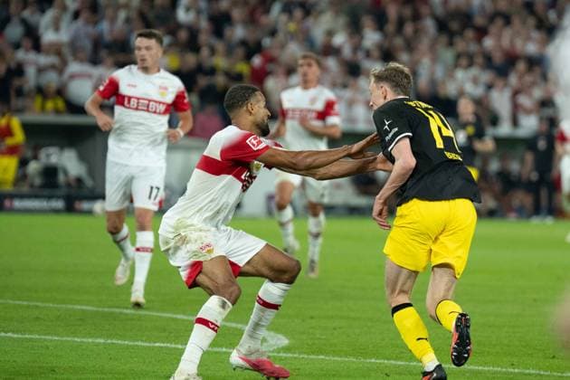 19.09.2026: Fußball: VfB Stuttgart - Borussia Dortmund, 4. Spieltag der 1. Bundesliga in der MHP Arena Maximilian Beier (Borussia Dortmund, 14) VS Josha Vagnoman (VfB Stuttgart, 4) WICHTIGER HINWEIS: Gemäß den Vorgaben der DFL und des DFB ist es untersagt, in dem Stadion und oder vom Spiel angefertigte Fotoaufnahmen in Form von Sequenzbildern und oder videoähnlichen Fotostrecken zu verwerten bzw. verwerten zu lassen. Copyright: xJamesxZabelx